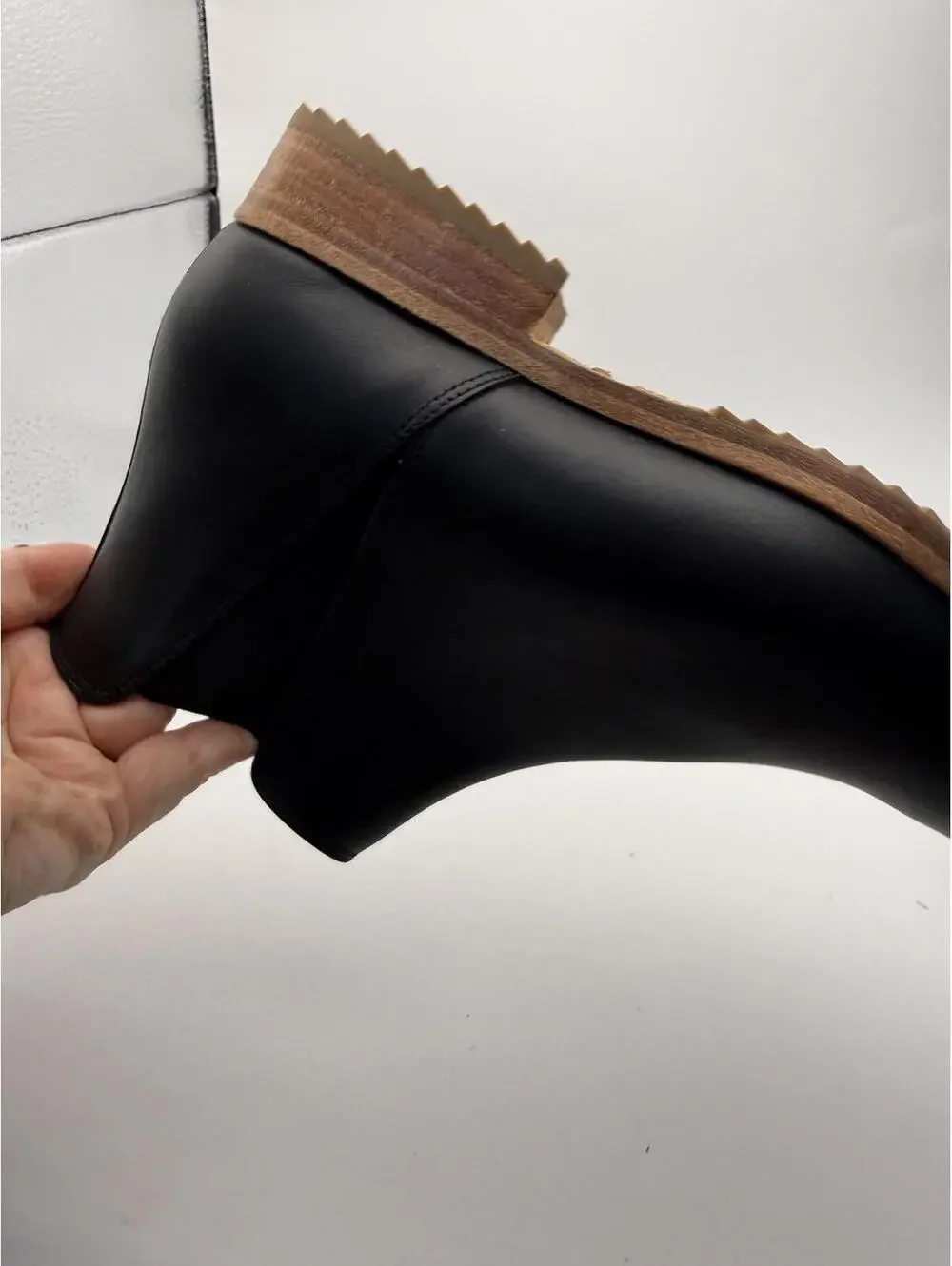 Nisolo Everyday Chelsea Boot in Black, Size 7.5